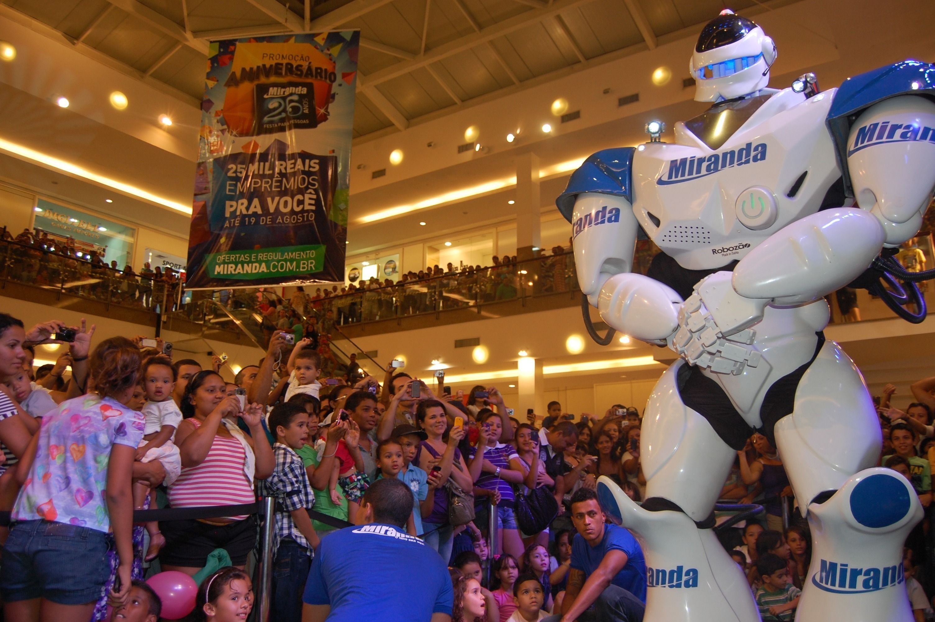 evento da Miranda com robô