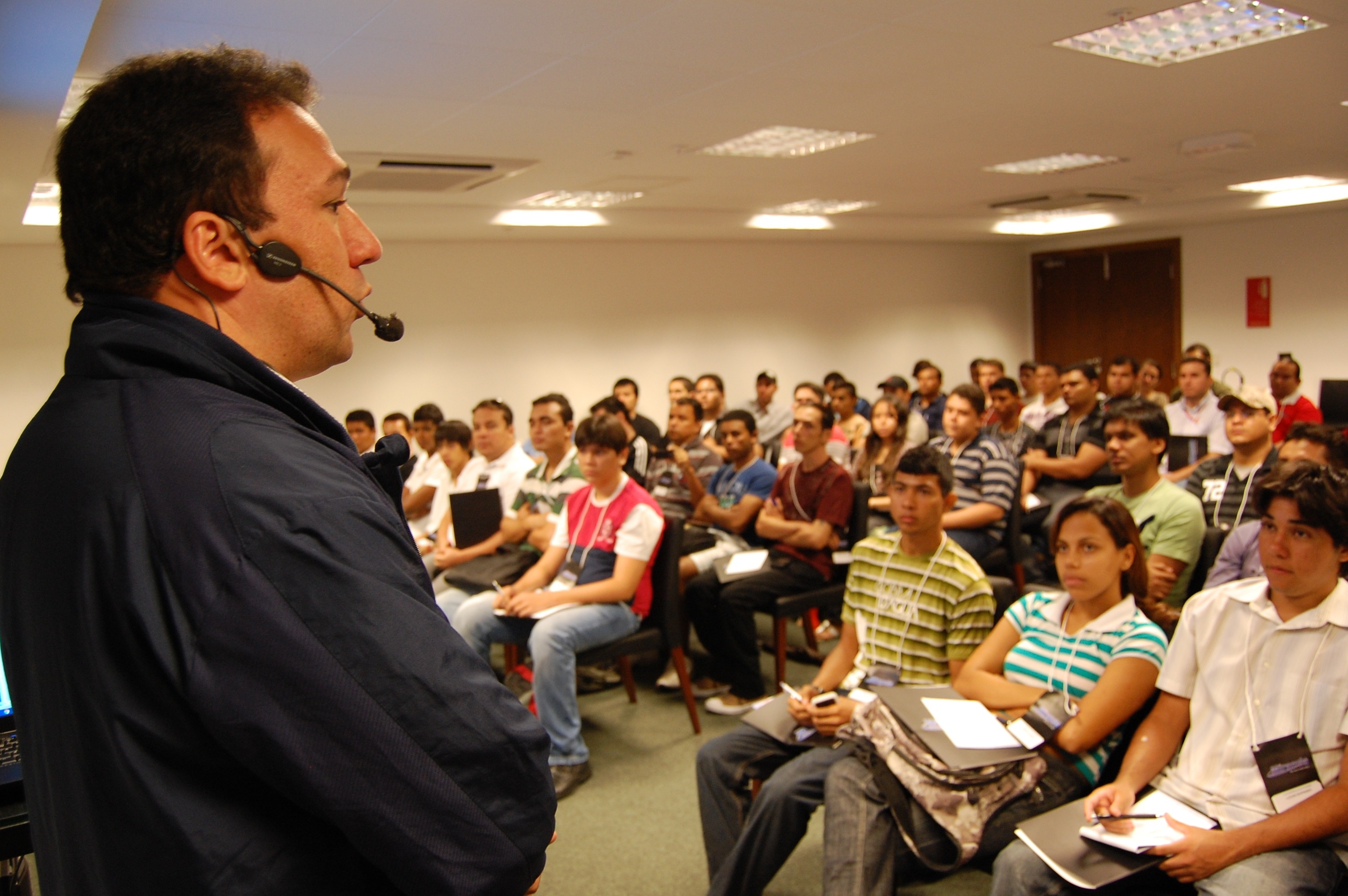 imagem de palestra com alunos