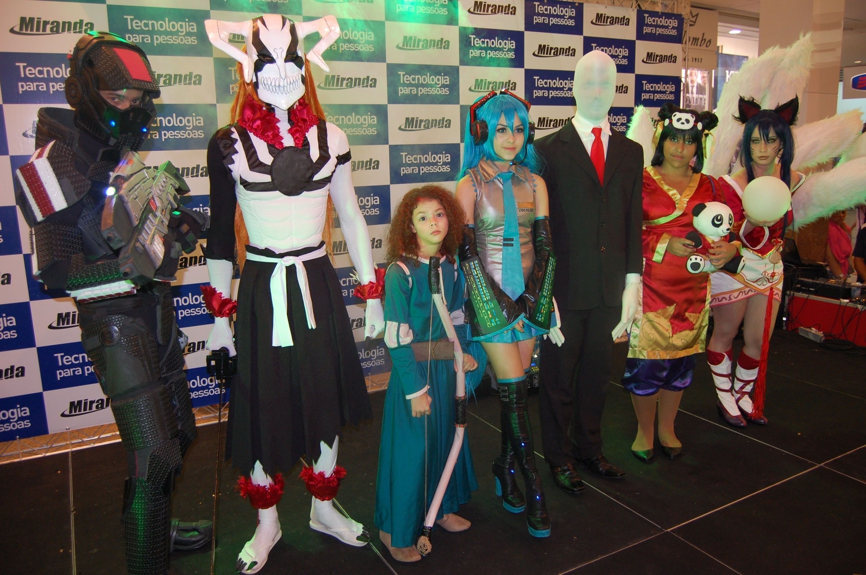 Imagem com pessoas em cosplay
