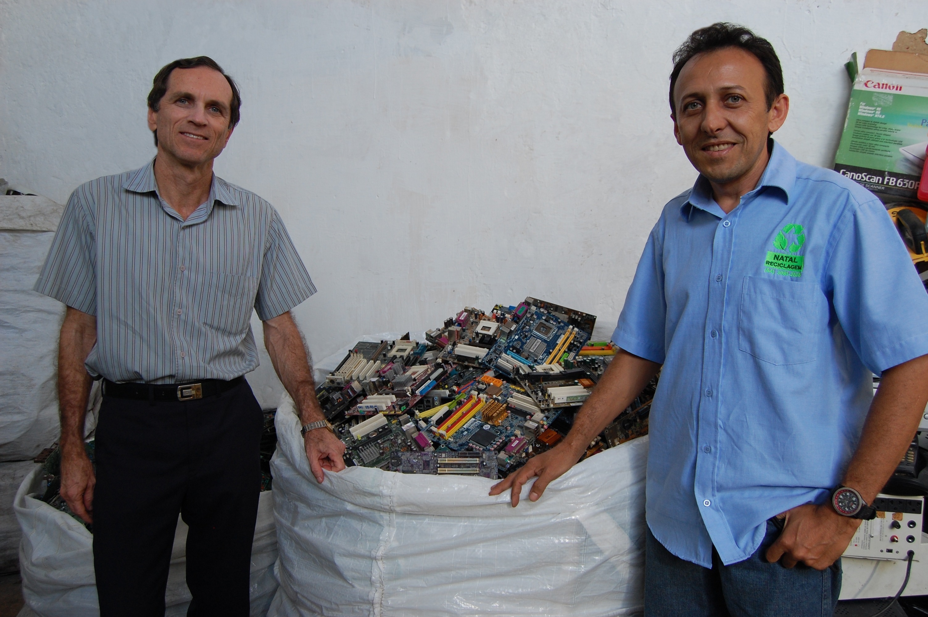 saco cheio de lixo eletrônico